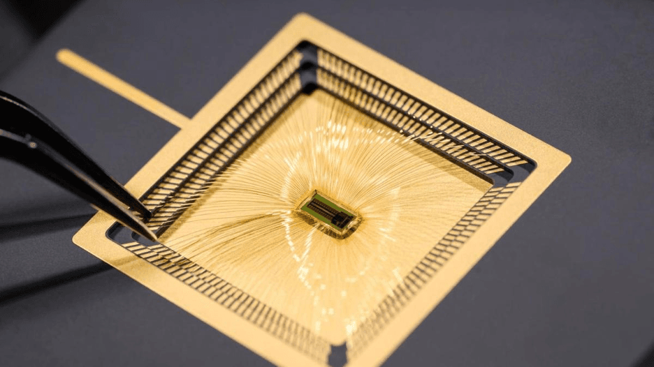 Miniaturized Brain-Machine Interface (MiBMI) chip

(Credit: EPFL)